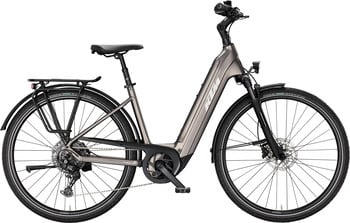 Graues KTM E-Bike mit Gepäckträger, Schutzblechen und Scheibenbremsen.
