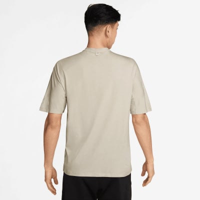 Herren T-Shirt in Beige mit kurzen Ärmeln und Rundhalsausschnitt.