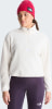 Frau in pinker Mütze und cremefarbenem Fleece-Pullover mit Leggings.