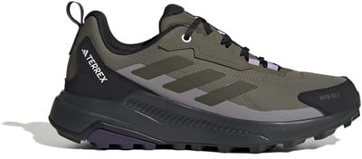 Zöld Adidas Terrex férfi túracipő lila részletekkel és fekete talppal. Zöld Adidas Terrex férfi túracipő lila részletekkel és fekete talppal.
