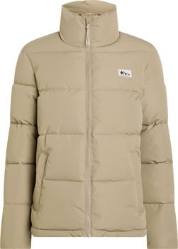 Beige Daunenjacke mit hohem Kragen und Brustlogo.