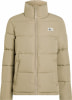 Beige Daunenjacke mit hohem Kragen und Brustlogo.