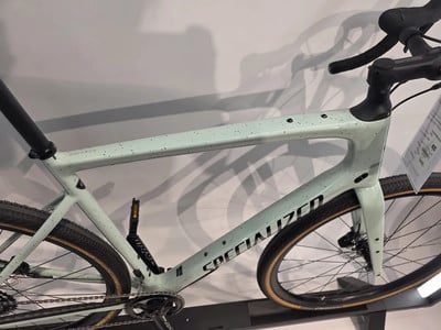 Hellgrünes Gravelbike mit speziellen schwarzen Tupfen und Schriftzug Hellgrünes Gravelbike mit speziellen schwarzen Tupfen und Schriftzug