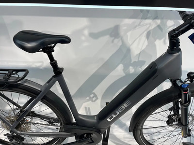 Graues Cube E-Bike mit Schutzblechen und Gepäckträger, auf Touren ausgelegt. Graues Cube E-Bike mit Schutzblechen und Gepäckträger, auf Touren ausgelegt.