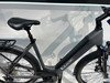 Graues Cube E-Bike mit Schutzblechen und Gepäckträger, auf Touren ausgelegt.