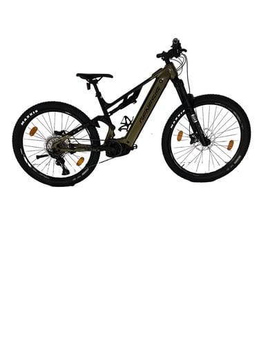 Grünes Genesis E-Bike mit Federung und schwarzen Maxxis-Reifen.