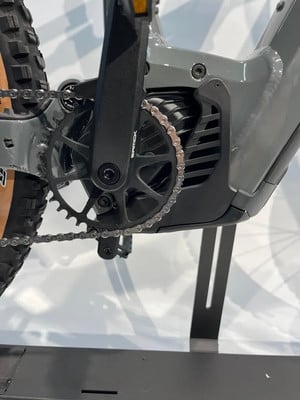 Detail eines E-Bikes mit Kette und Kurbeln am Rahmen. Detail eines E-Bikes mit Kette und Kurbeln am Rahmen.