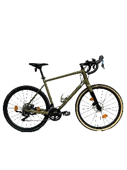 Grünes Gravelbike mit schwarzen Felgen und hellbraunen Reifen.