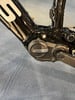 Detail des Fahrradrahmens mit Yamaha-Logo und Kurbel.
