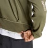 Grüne Jacke mit Terrex-Logo und weißem T-Shirt darunter.