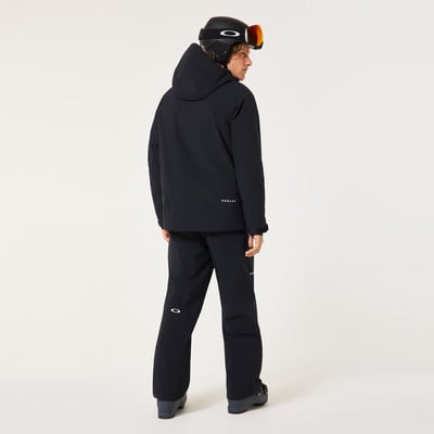 Mann in schwarzer Skijacke und Hose mit Helm und Brille.