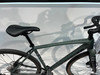 Ein grünes Gravelbike mit schwarzem Sattel und Lenker.