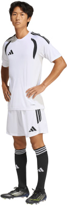 Mann in weißem Fußballtrikot und Shorts mit schwarzen Streifen. Mann in weißem Fußballtrikot und Shorts mit schwarzen Streifen.