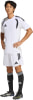 Mann in weißem Fußballtrikot und Shorts mit schwarzen Streifen.