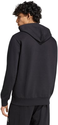 Ein Mann in einem schwarzen Kapuzenpullover und einer schwarzen Jogginghose, von hinten gesehen. Ein Mann in einem schwarzen Kapuzenpullover und einer schwarzen Jogginghose, von hinten gesehen.