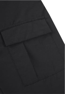 Detail eines schwarzen Stoffes mit Tasche und Nähten. Detail eines schwarzen Stoffes mit Tasche und Nähten.