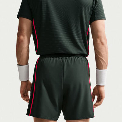 Rückansicht eines Mannes in Sportkleidung mit weißen Armbändern. Rückansicht eines Mannes in Sportkleidung mit weißen Armbändern.