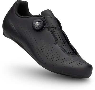 Schwarzer Scott-Radschuh mit BOA-System und perforiertem Obermaterial. Schwarzer Scott-Radschuh mit BOA-System und perforiertem Obermaterial.