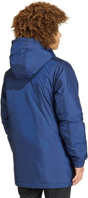 Mann in dunkelblauer Kapuzenjacke mit lockigem Haar. Mann in dunkelblauer Kapuzenjacke mit lockigem Haar.