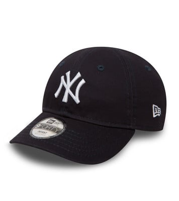 Tmavě modrá dětská kšiltovka New York Yankees s bílým logem. Tmavě modrá dětská kšiltovka New York Yankees s bílým logem.