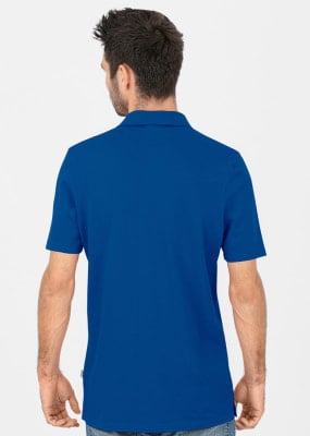 Rückansicht eines Mannes in einem blauen kurzärmeligen Poloshirt. Rückansicht eines Mannes in einem blauen kurzärmeligen Poloshirt.