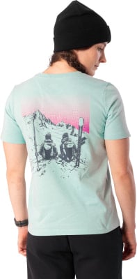 Damen T-Shirt mit Berg- und Skifahrer-Print in Pastellfarben. Damen T-Shirt mit Berg- und Skifahrer-Print in Pastellfarben.