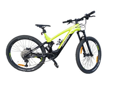 Ein grünes Genesis E-Bike mit Federung und schwarzen Rädern auf weißem Hintergrund.