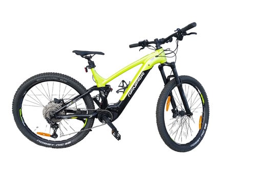 Ein grünes Genesis E-Bike mit Federung und schwarzen Rädern auf weißem Hintergrund.