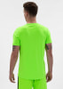 Ein Mann in einem neongrünen T-Shirt und Shorts, mit dem Rücken zum Betrachter.