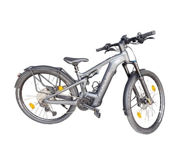 Grauer E-Mountainbike-Rahmen mit Federung und Gepäckträger. Grauer E-Mountainbike-Rahmen mit Federung und Gepäckträger.