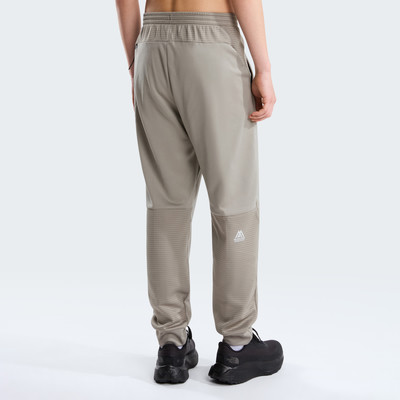 Herren-Jogginghose in Beige mit feinem Muster an den Waden. Herren-Jogginghose in Beige mit feinem Muster an den Waden.
