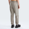 Herren-Jogginghose in Beige mit feinem Muster an den Waden.
