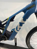 Blaues E-Mountainbike mit weißem Logo und gelben Akzenten.
