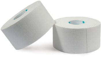 Zwei weiße Rollen Sporttape auf weißem Hintergrund.