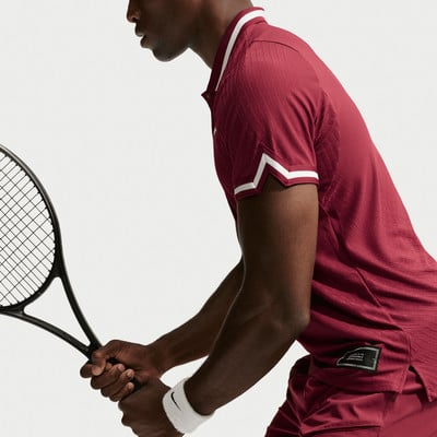 Tennisspieler im roten Hemd mit weißem Kragen hält Schläger. Tennisspieler im roten Hemd mit weißem Kragen hält Schläger.