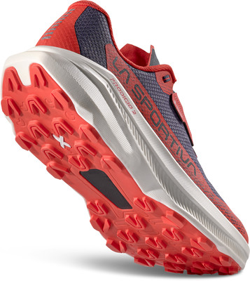 Roter Laufschuh mit blauen Akzenten und markanter Sohle. Roter Laufschuh mit blauen Akzenten und markanter Sohle.