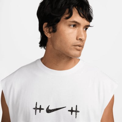 Mann in weißem Ärmellosem T-Shirt mit Nike-Logo und zwei Kreuzen.