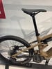 Detail der Rückseite eines braunen E-Bikes mit Dämpfer und Federung.