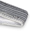 Graue Strickstirnband mit Farbverlauf und Eisbär-Logo.