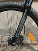 Detail einer Mountainbike-Vorderradgabel mit RockShox-Aufschrift und Scheibenbremse.
