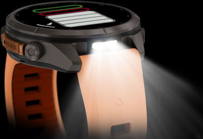 Eine Smartwatch mit orangefarbenem Armband und eingeschalteter Taschenlampe. Eine Smartwatch mit orangefarbenem Armband und eingeschalteter Taschenlampe.