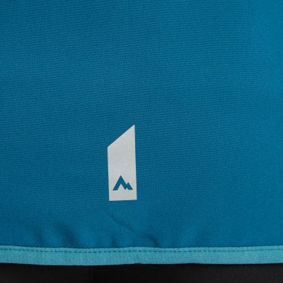 Blaues Shirt mit weißem Berglogo und Stoffstreifen. Blaues Shirt mit weißem Berglogo und Stoffstreifen.