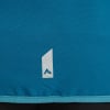 Blaues Shirt mit weißem Berglogo und Stoffstreifen.