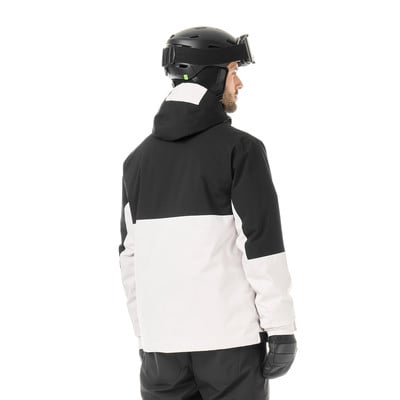 Mann in Skijacke und Helm mit Brille, von hinten gesehen. Mann in Skijacke und Helm mit Brille, von hinten gesehen.
