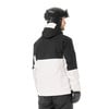 Mann in Skijacke und Helm mit Brille, von hinten gesehen.
