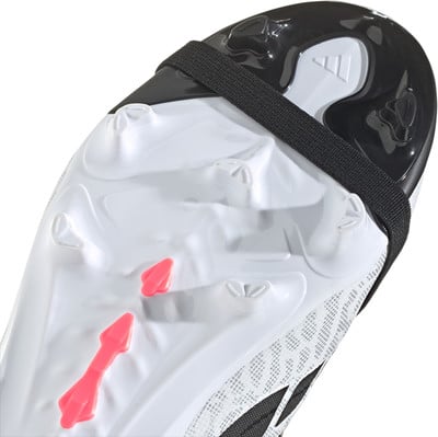 Nahaufnahme der Fußballschuhsohle mit Stollen und Riemen.