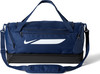 Dunkelblaue Nike Sporttasche mit Logo und verstellbarem Riemen.