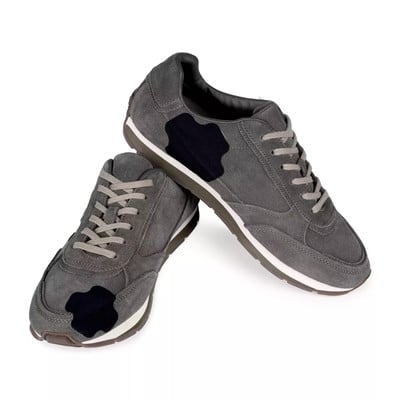 Graue Wildleder-Sneaker mit schwarzen Details und weißer Sohle.