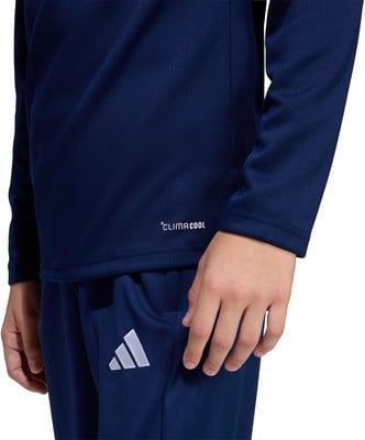 Detail dunkelblauer Sportkleidung mit Adidas-Logo und CLIMACOOL-Aufschrift. Detail dunkelblauer Sportkleidung mit Adidas-Logo und CLIMACOOL-Aufschrift.