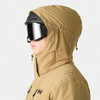 Mann in brauner Jacke und Skibrille mit Helm.